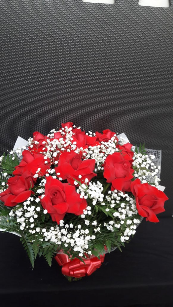 BUQUÊ MODELO TRADICIONAL 12 ROSAS IMPORTADAS Floricultura